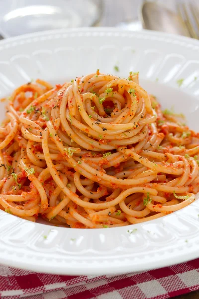 Спагетти с соусом на белой тарелке — стоковое фото