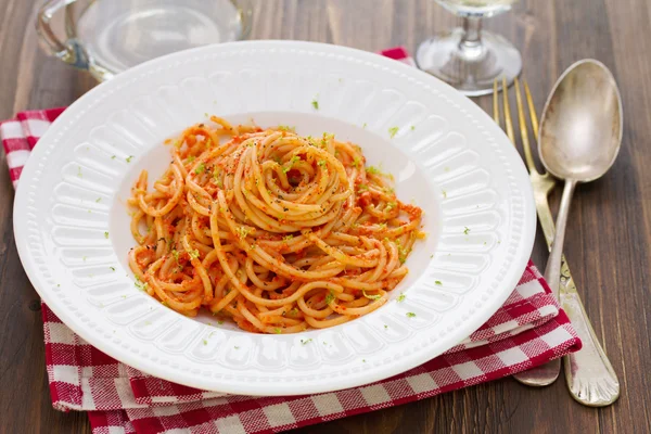 Спагетти с соусом на белой тарелке — стоковое фото