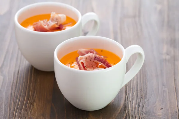 Kalte Suppe mit geräuchertem Fleisch in weißer Tasse — Stockfoto