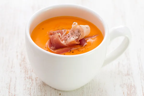 Kalte Suppe mit geräuchertem Fleisch in weißer Tasse — Stockfoto