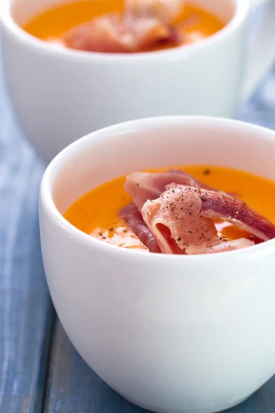 Kalte Suppe mit geräuchertem Fleisch in weißer Tasse — Stockfoto