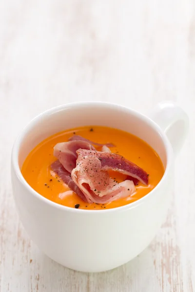 Kalte Suppe mit geräuchertem Fleisch in weißer Tasse — Stockfoto