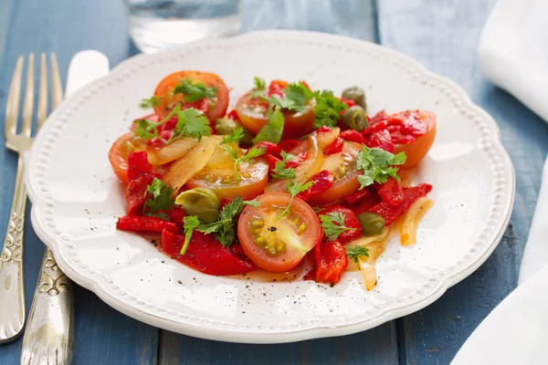 Салат с помидорами, красный перец — стоковое фото