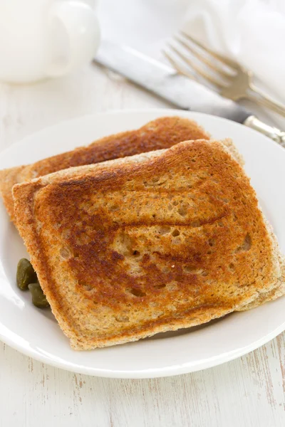 Beyaz tabakta sandviç — Stok fotoğraf