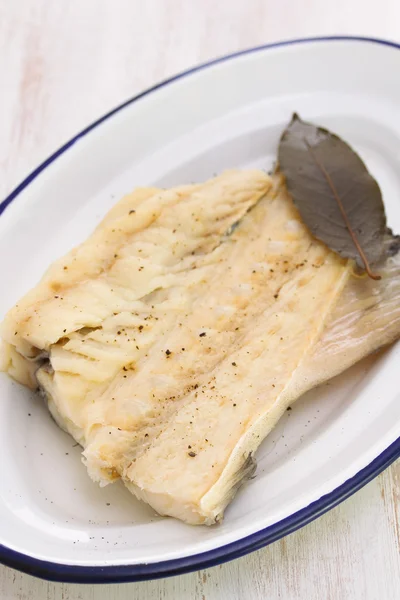 Beyaz tabak haşlanmış cod balık — Stok fotoğraf
