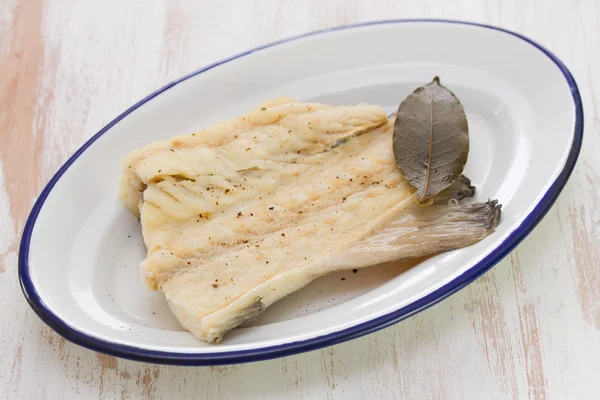 Beyaz tabak haşlanmış cod balık — Stok fotoğraf