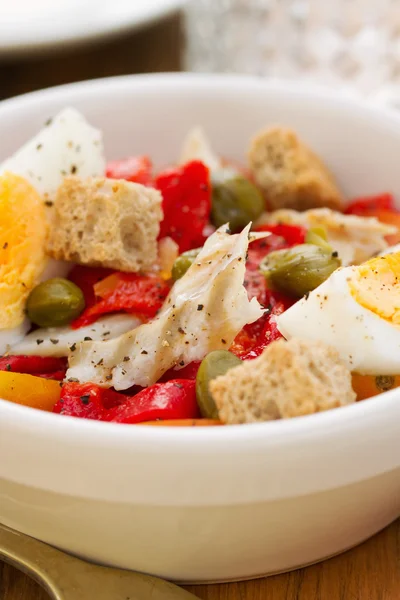 Salată cu pește, pâine și ou fiert — Fotografie, imagine de stoc