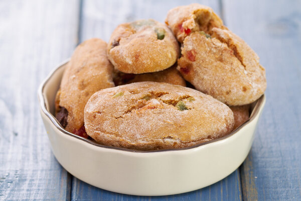 печенье с сухофруктами в блюде
