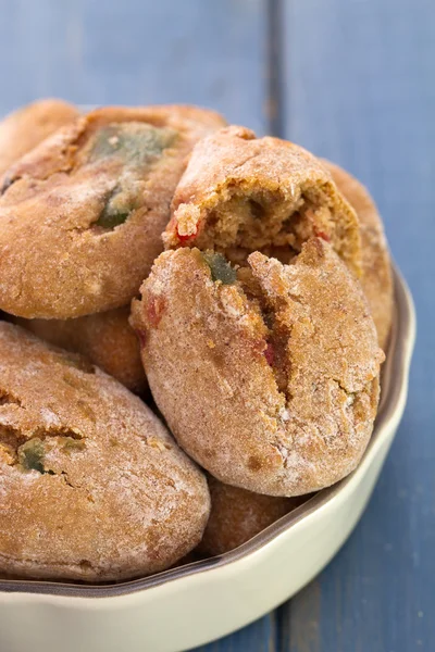 Biscoitos com frutas secas em prato no backgroun azul — Fotografia de Stock