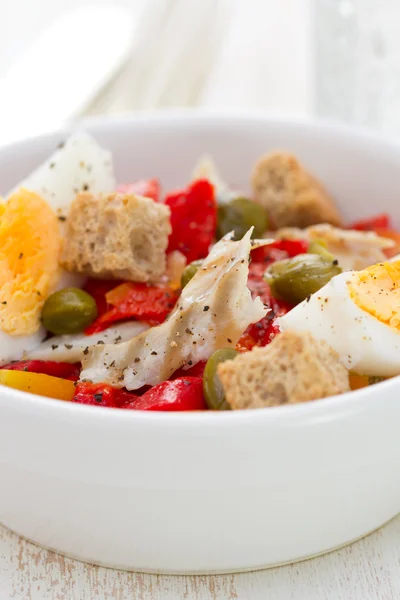 Sallad med fisk och ägg — Stockfoto