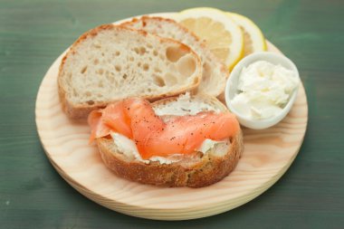 ekmek ve taze peynir ile somon füme