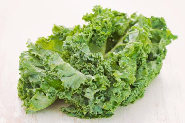 lahana beyaz ahşap zemin üzerinde