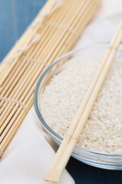 Tabakta çiğ pirinç 