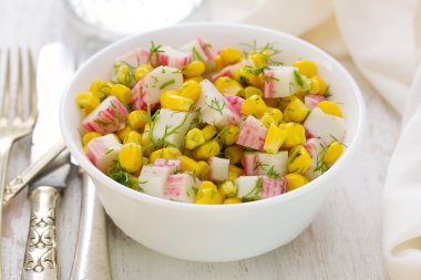 salata deniz ürünleri beyaz kase mısır ile