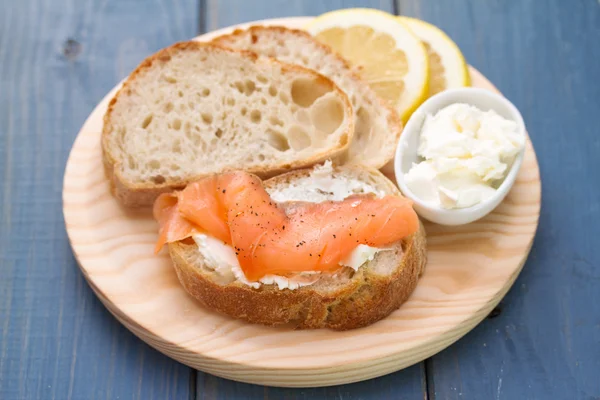 Smoked salmon with bread and fresh cheese — Stock Photo, Image