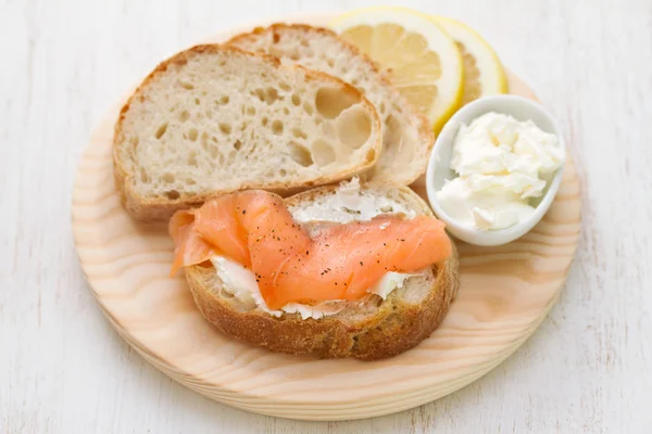 Копченый лосось с хлебом и свежим сыром — стоковое фото
