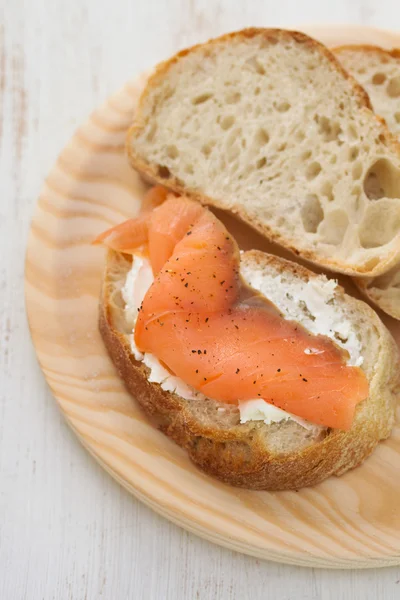 Ekmek ve taze peynir ile somon füme — Stok fotoğraf