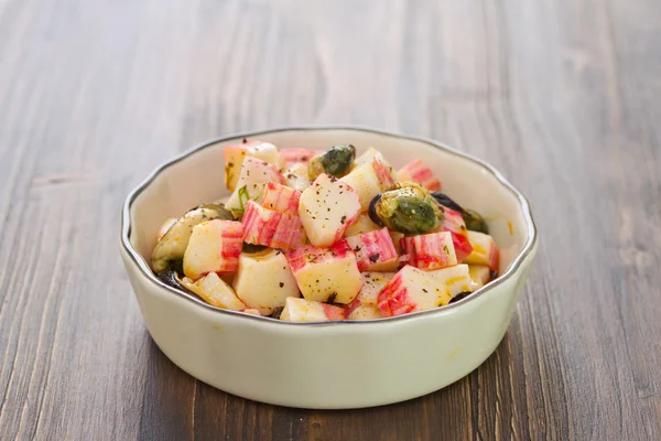 Ensalada con mariscos en tazón — Foto de Stock