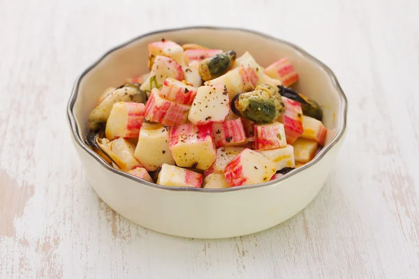 Salată cu fructe de mare în castron — Fotografie, imagine de stoc