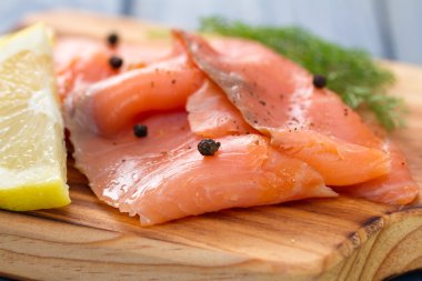 limon ve karabiber ile Somon