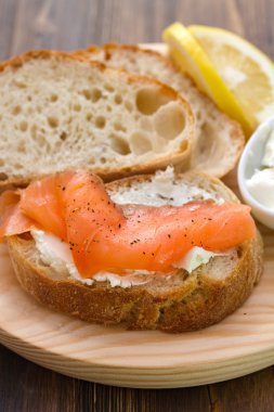 ekmek ile somon füme