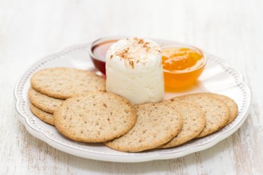 kurabiye ve reçel üzerinde beyaz çanak ile taze peynir