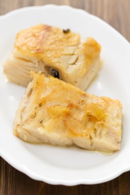 Beyaz plaka üzerinde morina