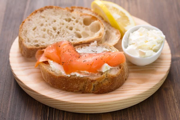 Smoked salmon with bread and fresh cheese — Stock Photo, Image