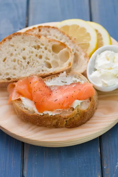 Ekmek ve taze peynir ile somon füme — Stok fotoğraf