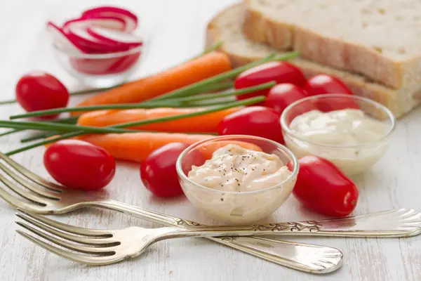 Fresh raw vegetables with sauce — Stock Photo, Image