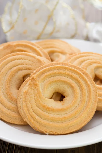 Kekse auf weißem Teller auf blauem Holzhintergrund — Stockfoto