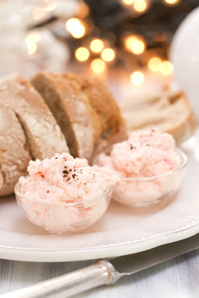 Pastete mit Meeresfrüchten und Brot auf weißem Teller — Stockfoto