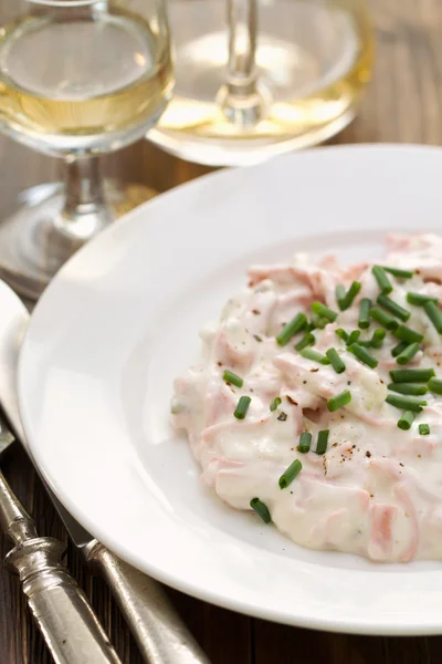 Salat på hvid tallerken - Stock-foto