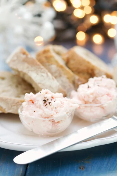 Meeresfrüchte Pastete mit Brot auf weißem Teller — Stockfoto