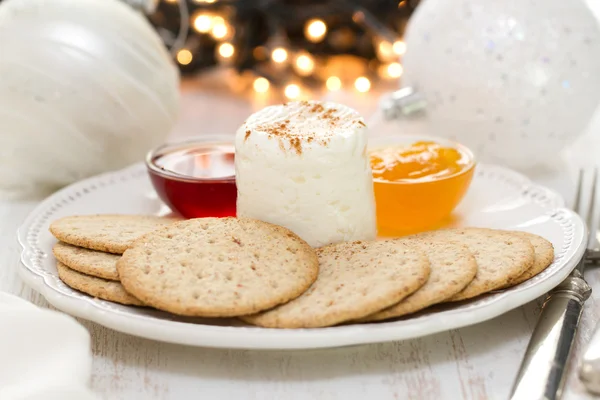 Queijo fresco com biscoitos e engarrafamento em prato branco — Fotografia de Stock