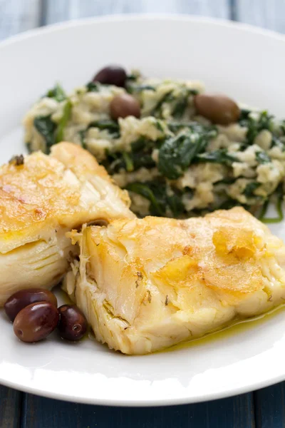 Bacalhau frito com pão e espinafre — Fotografia de Stock