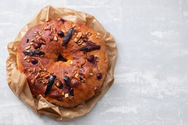 Tipik Portekiz meyveli kek Bolo Rainha kağıt üzerinde