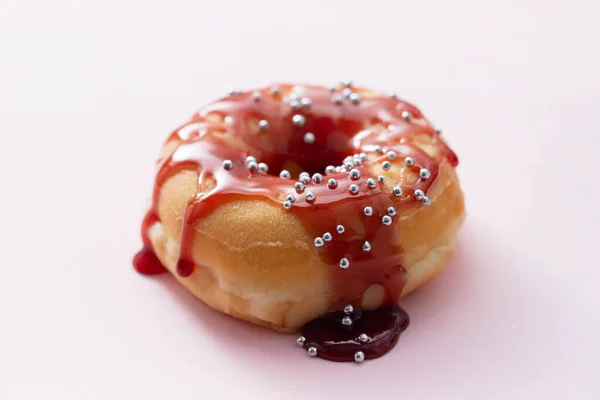 Один Пончик Джемом Розовом Фоне — стоковое фото