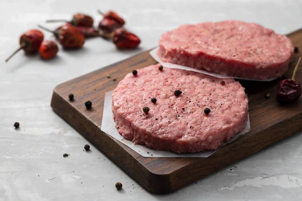 Carne Molida Cruda Con Pimienta Negra Sobre Tabla Madera — Foto de Stock