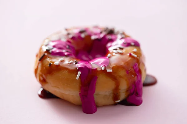 Один Пончик Джемом Розовом Фоне — стоковое фото