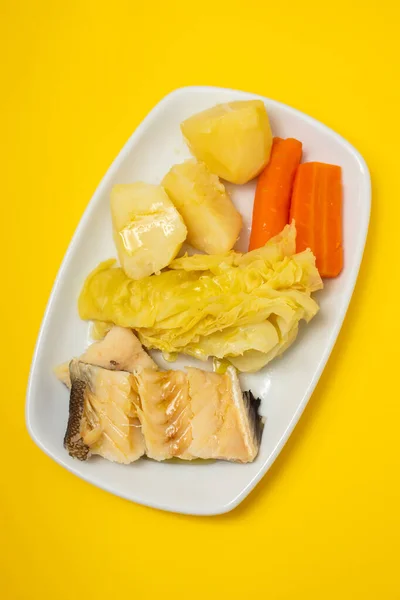 Gotowane Ryby Dorsza Gotowanymi Warzywami Białym Naczyniu — Zdjęcie stockowe