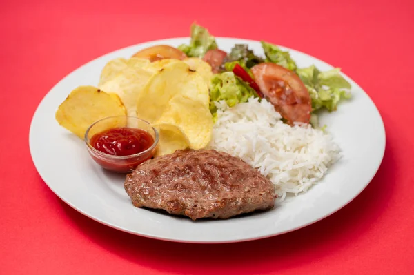 Жареное Мясо Томатным Соусом Вареным Рисом Блюде — стоковое фото