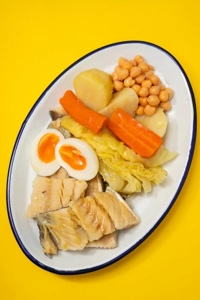 Pescado Bacalao Cocido Con Verduras Hervidas Huevo Plato Blanco —  Fotos de Stock