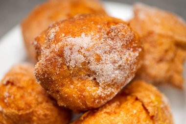 Tipik Portekiz Noel tatlıları beyaz tabakta