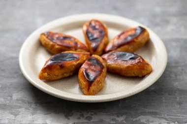 Geleneksel Portekiz tatlıları tabakta