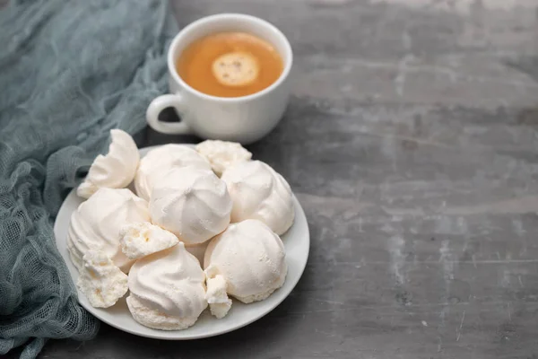 Xícara de café com merengues no prato branco — Fotografia de Stock