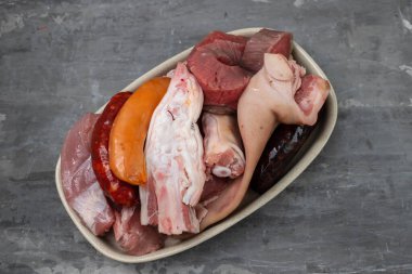 Tipik Portekiz yemekleri için et ve füme sosis.