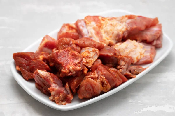 白菜上的腌制生肉和排骨 — 图库照片