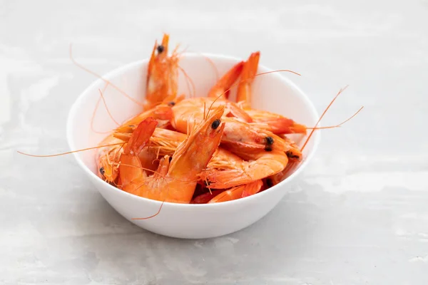 Boiled gresh tasty shrimps in small white bowl — Stock Photo, Image