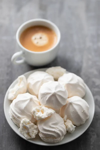 Tasse Kaffee Mit Baiser Auf Weißem Teller Auf Keramischem Hintergrund — Stockfoto